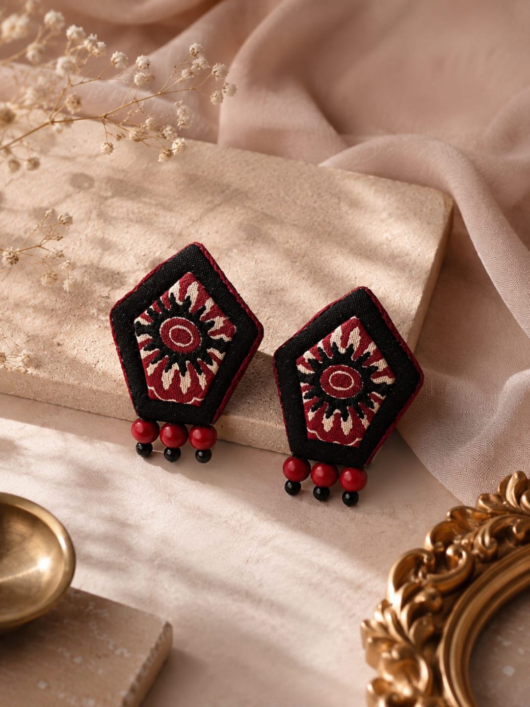 BLACK MAROON CHAUKON STUD