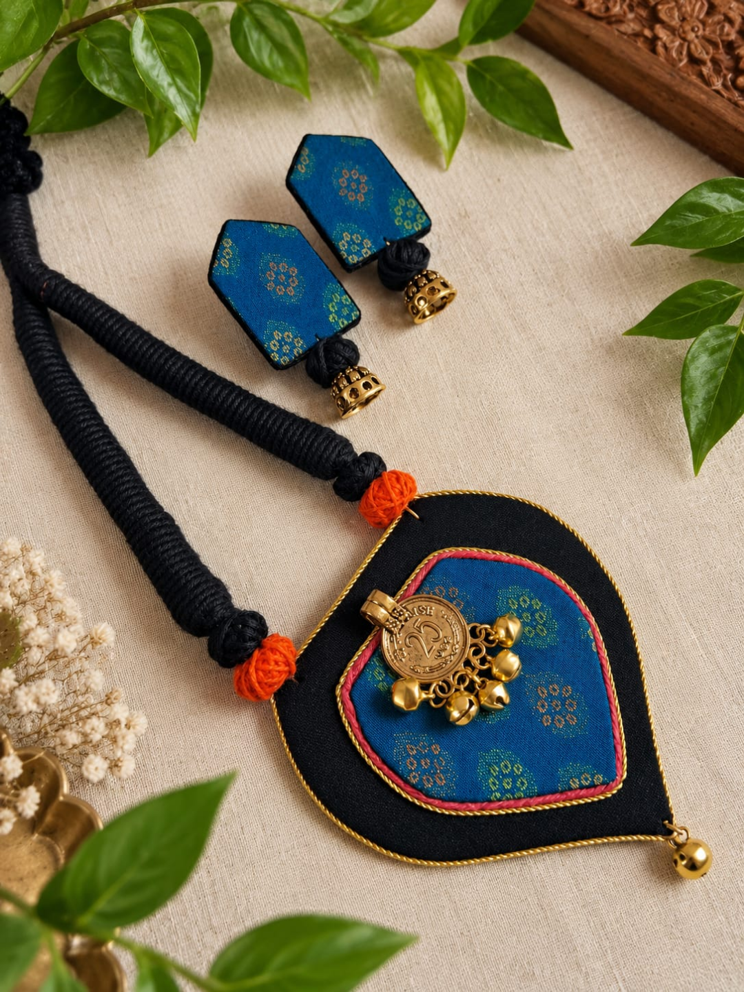 AQUA BLUE AND BLACK PARNA NECKLACE